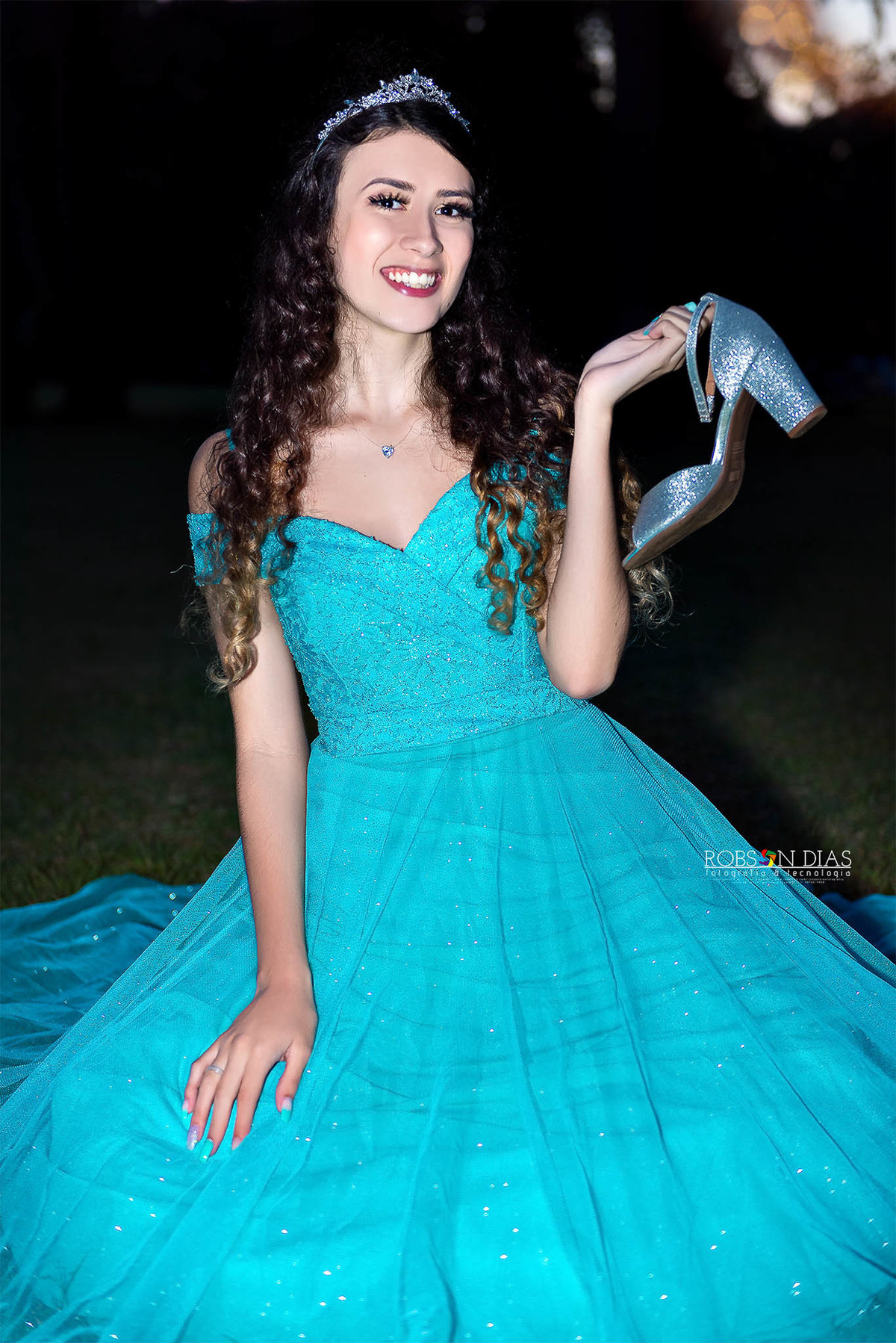 Brunna debutante segurando o sapato no ensaio de 15 anos no Parque do Ibirapuera, São Paulo.
