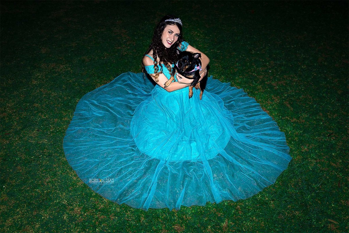 Brunna debutante com seu pet de estimação no colo em ensaio noturno de 15 anos no Parque do Ibirapuera, São Paulo.