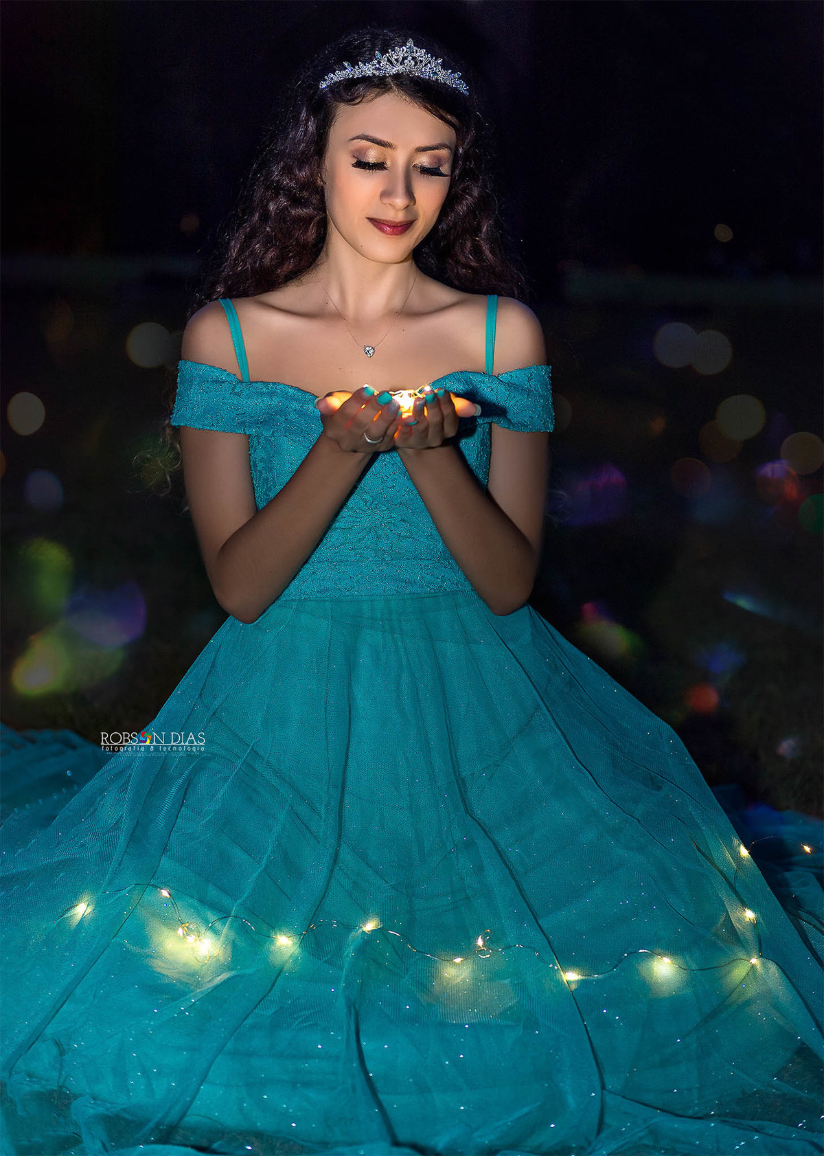 Brunna de 15 anos deitada com vestido iluminado em ensaio noturno no Parque do Ibirapuera, SP.