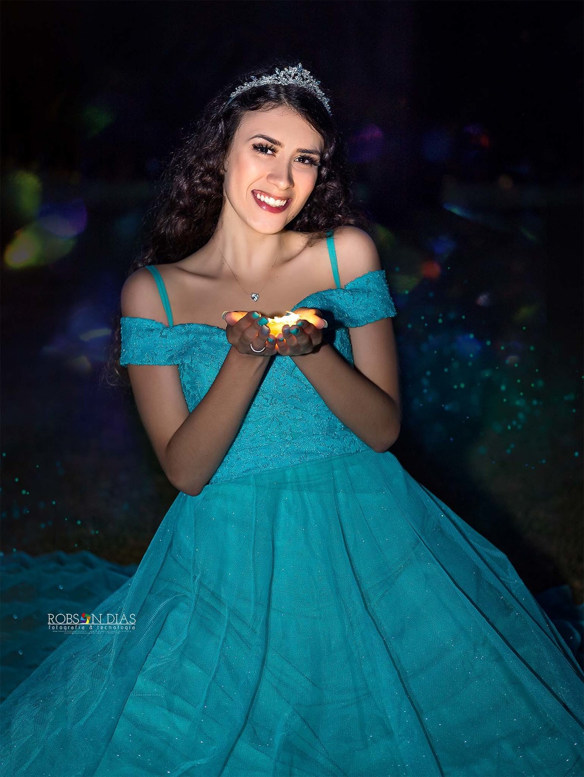 Close-up da debutante Brunna sorrindo com luzes no ensaio noturno de 15 anos no Parque do Ibirapuera, São Paulo.