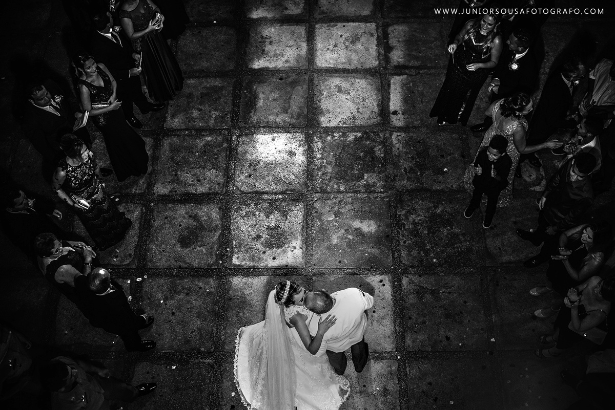 beijo na saida do casal