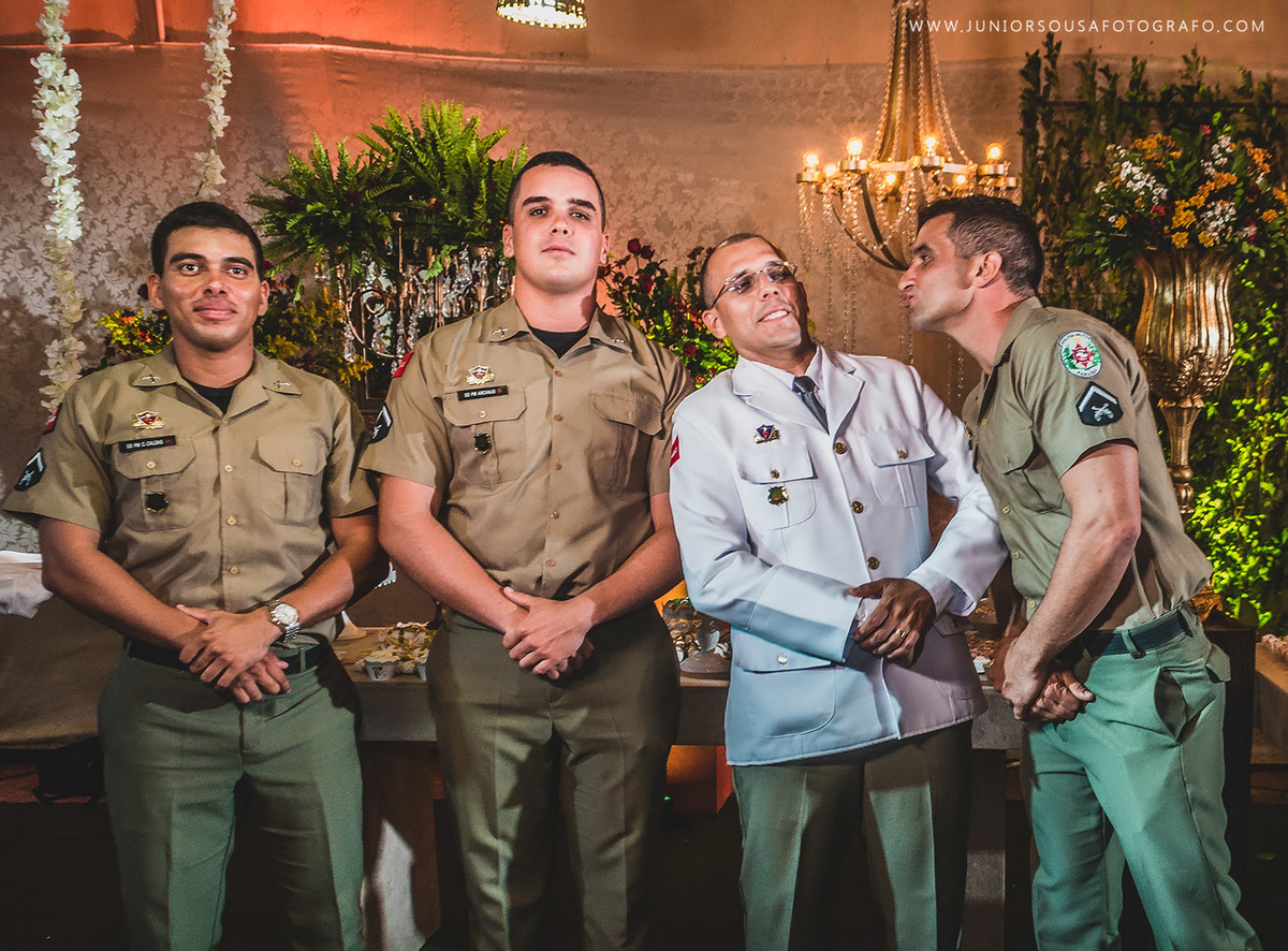 foto noivo militar com outros militares