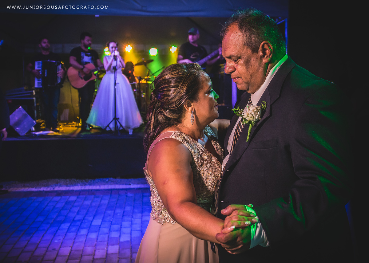 pais do noivo dançando
