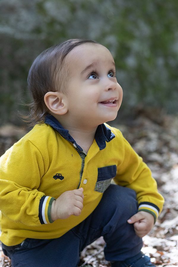 O Miguel a contemplar os pais