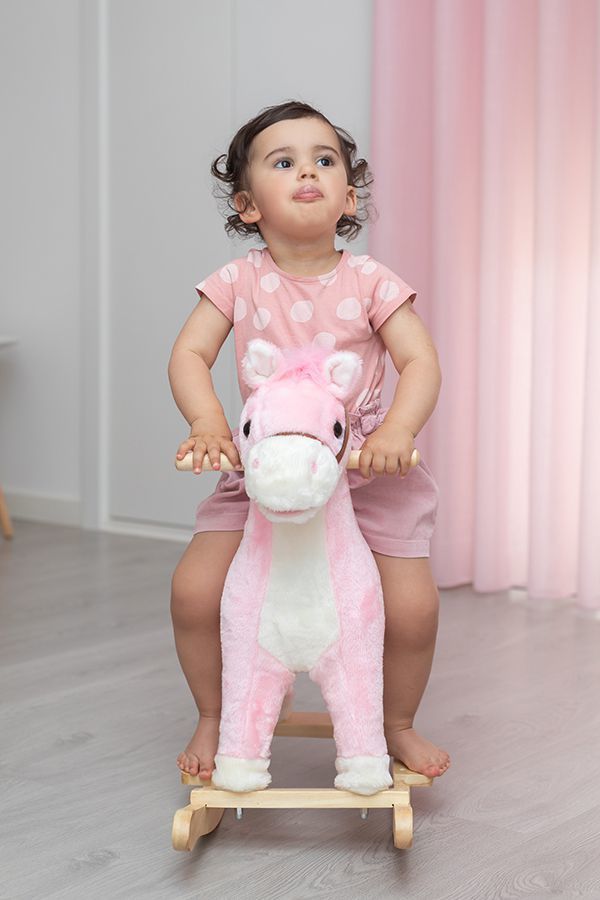 A Maria Miguel a andar no seu cavalinho