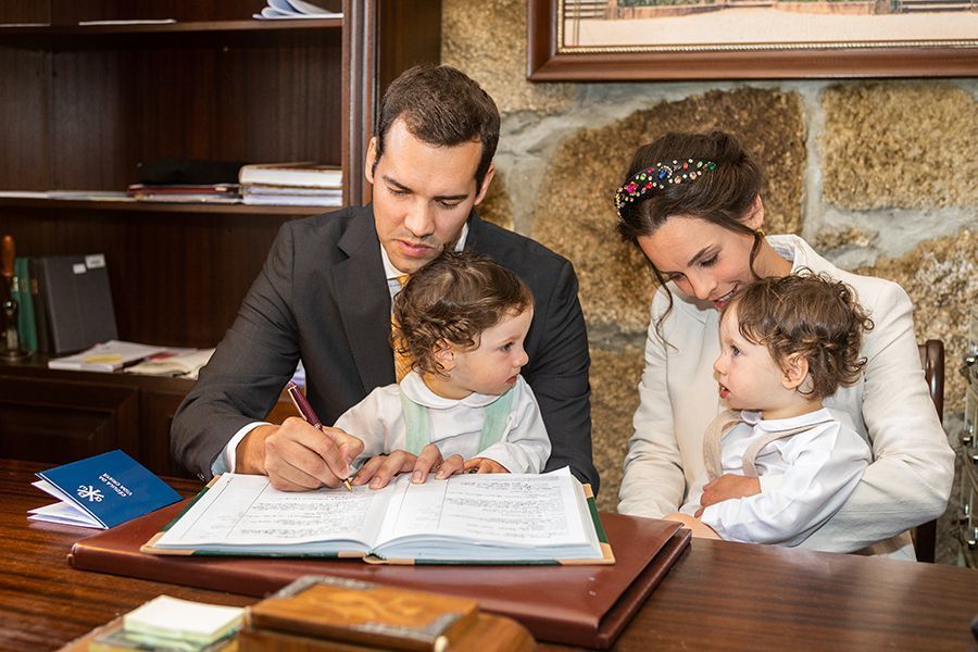 Os meus pais a assinarem os papeis do batismo