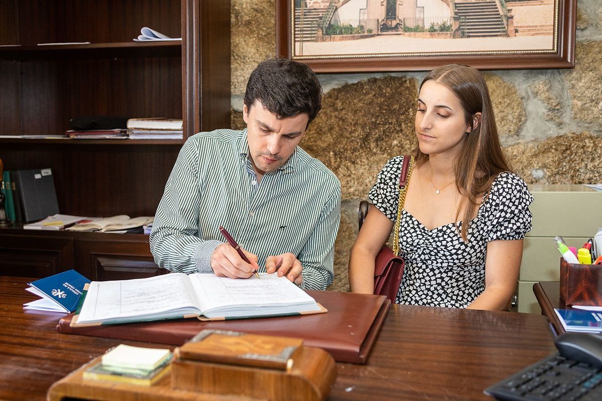 Os padrinhos do Guilherme a assinarem os papeis do batismo