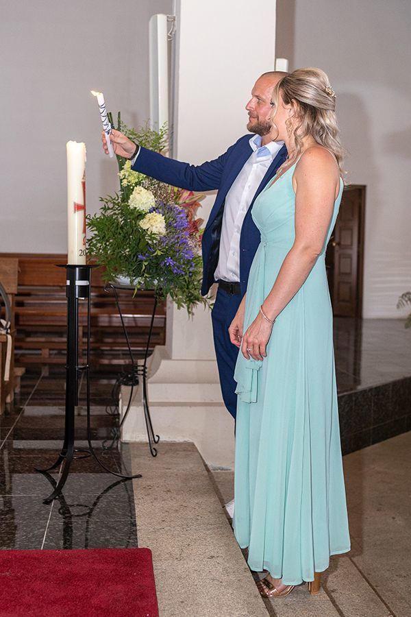 O meu pai a acender a vela na  Igreja Matriz do Satão