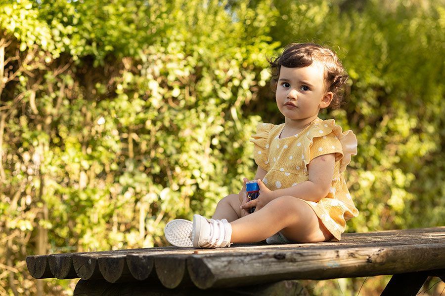 A Maria Miguel sentada em cima da mesa na Quinta do Catavejo