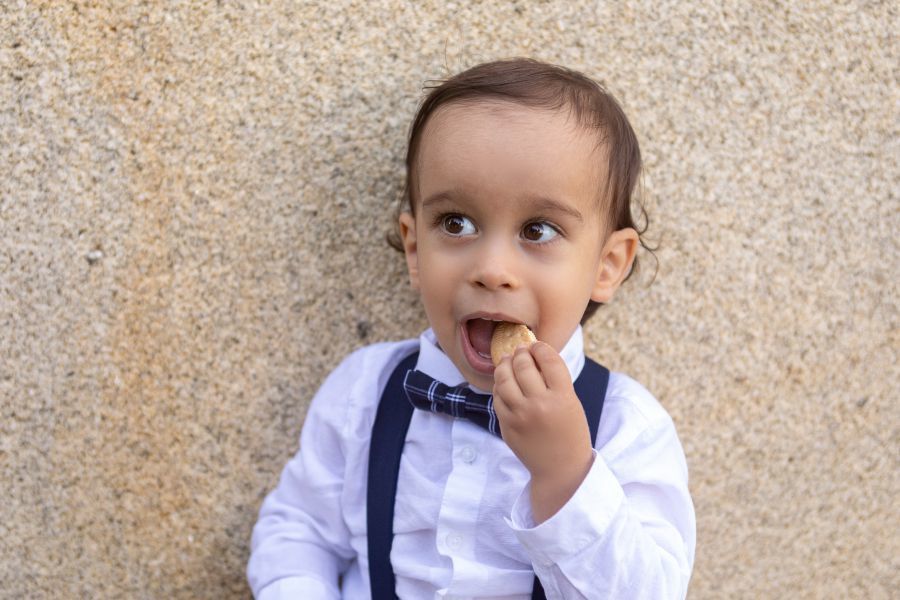 O Miguel a comer bolachas na Igreja de S. João de Lourosa