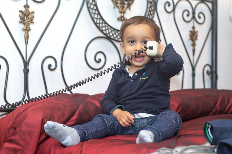 O Miguel ao telefone