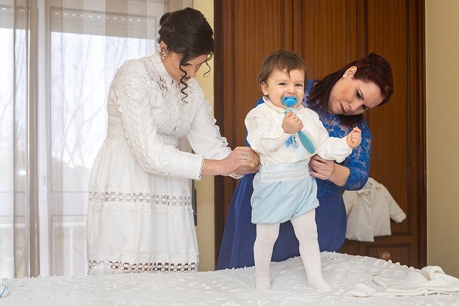 mãe e madrinha a vestir-me
