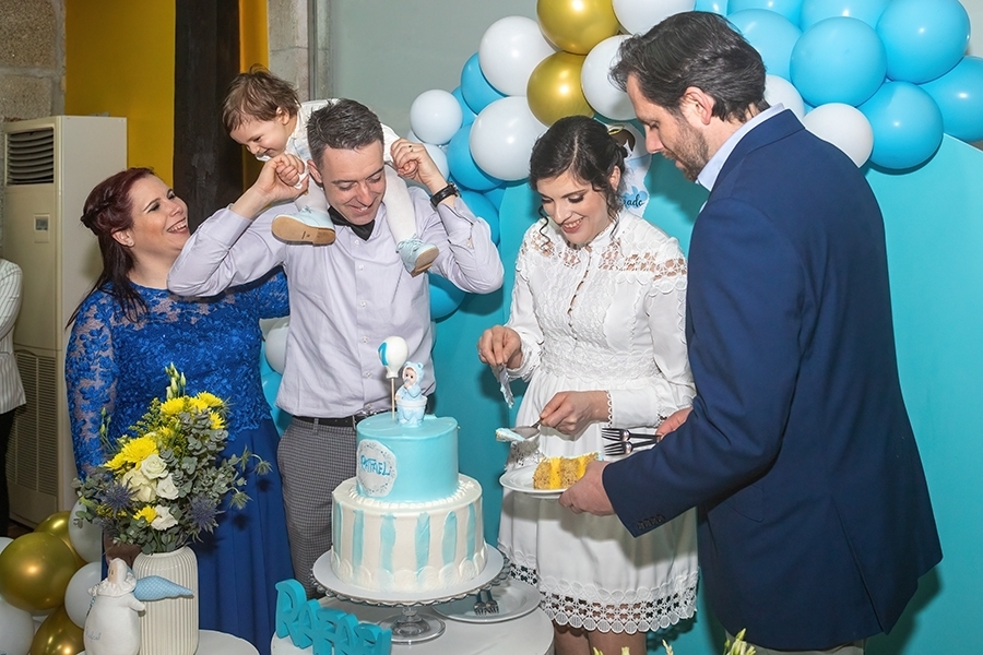 A minha mãe e o meu padrinho a cortarem o bolo