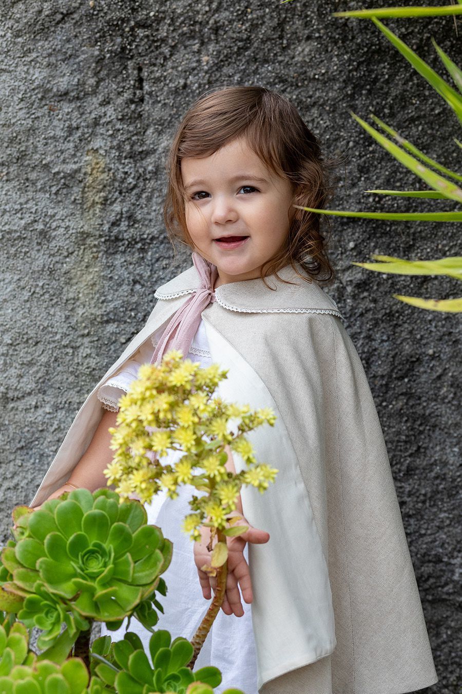A Leonor no jardim do restaurante