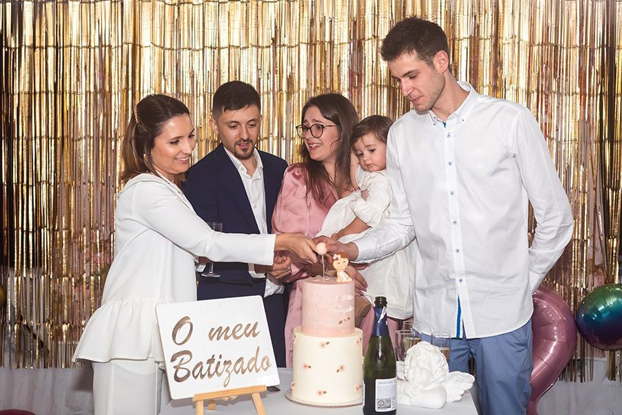 a cortar o bolo no restaurante