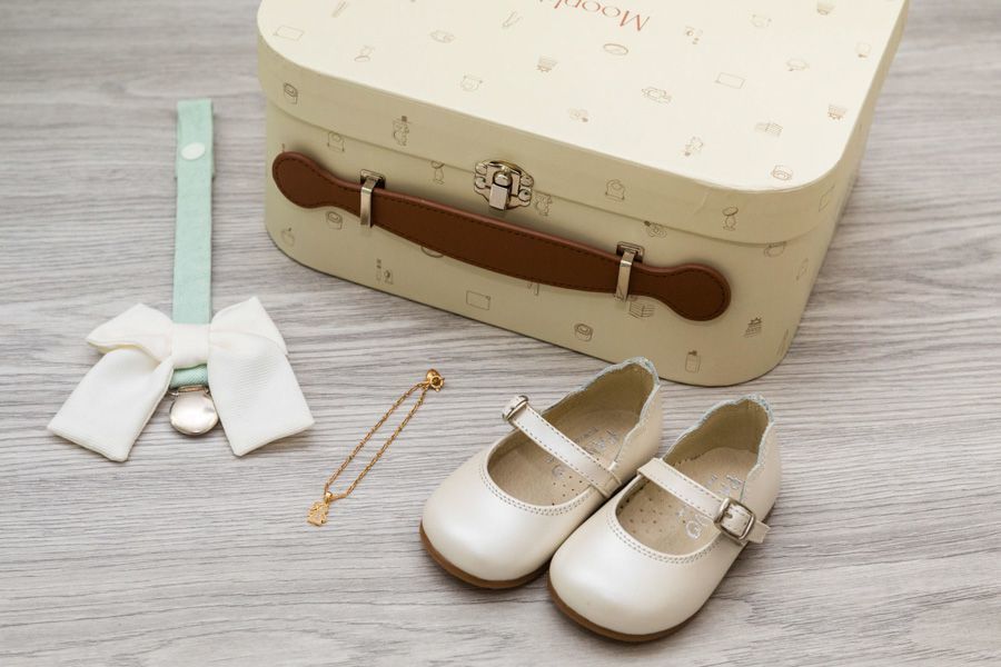 Os sapatos, o fio, e o laço do batizado da Leonor