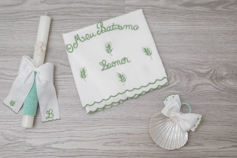 A tradicional vela, pano e conche do batizado da Leonor