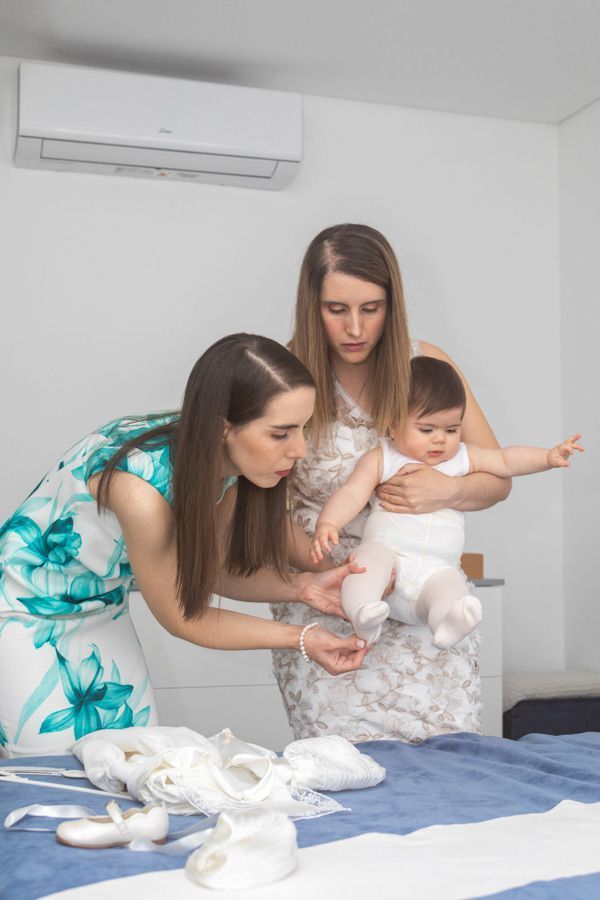 A vestirem a Leonor para o seu Batismo