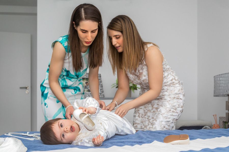 A minha mãe e madrinha atentarem calçar-me