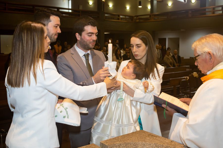 A segurar a vela na Igreja Paroquial de S. José em Viseu