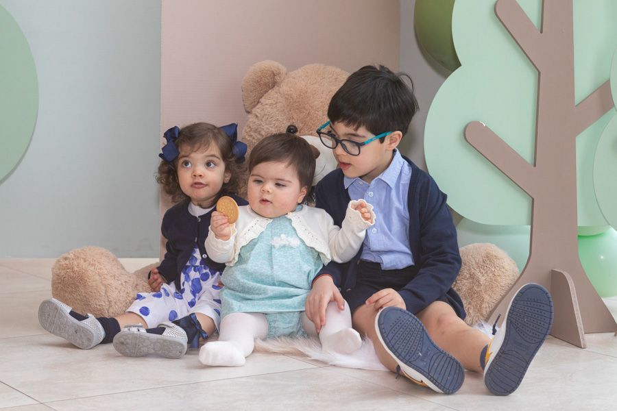 A Leonor a olhar para a bolacha