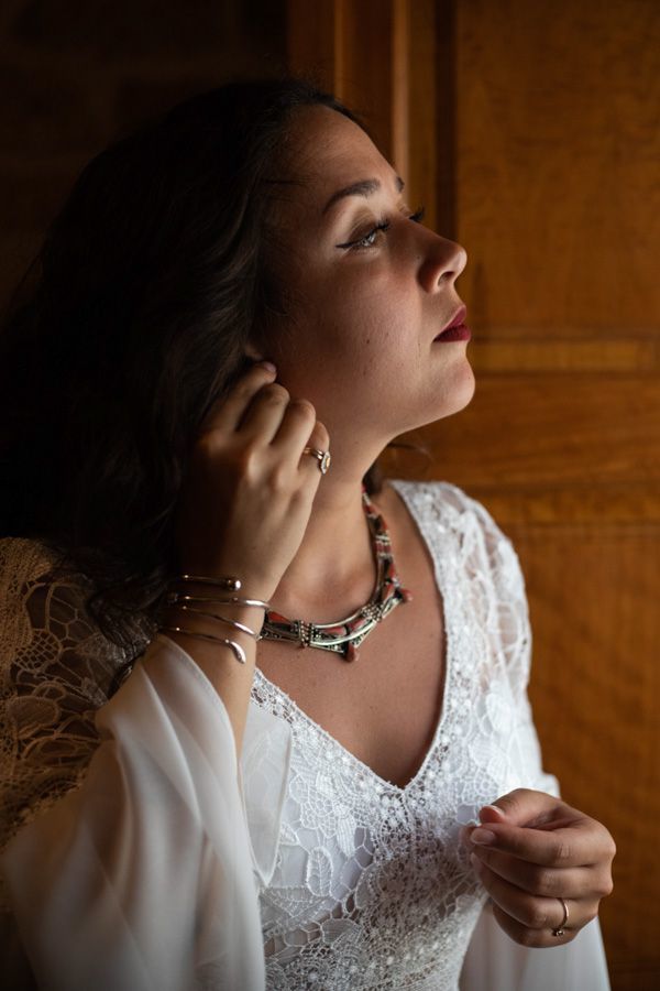 A noiva colocar brincos