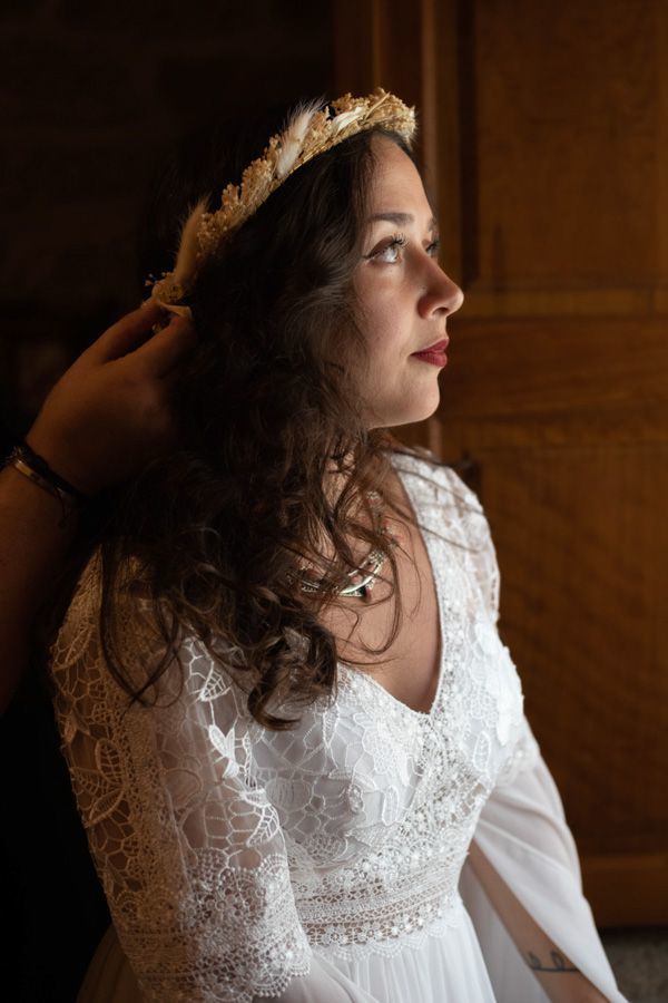 a noiva a arranjar o cabelo