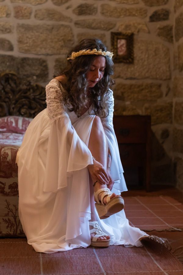 A Raphaella a calçar os sapatos