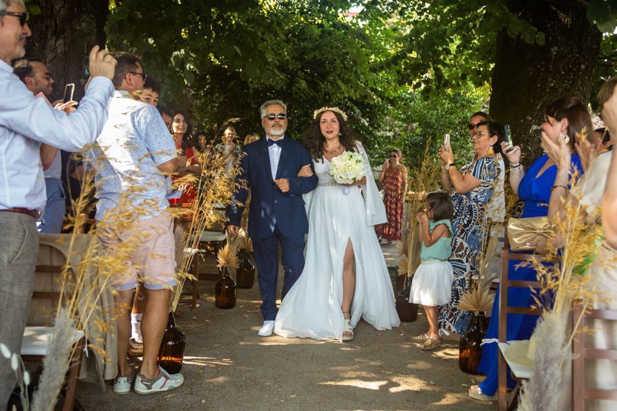 o noiva a caminho do altar na quinta da cerca em mangualde
