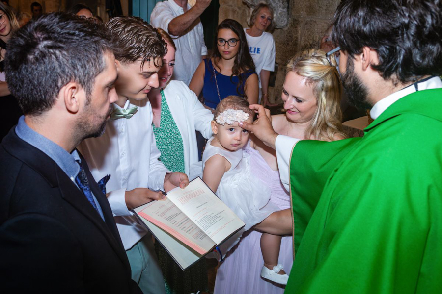 O Padre a benzer-me na Igreja Nº Srª Assunção em Barcos - Tabuaço