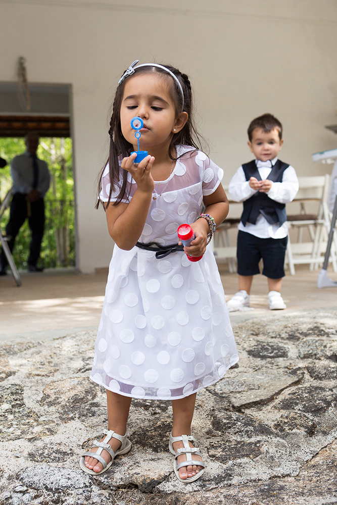A Bela a fazer bolinhas de sabão