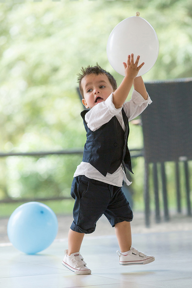 O Leonardo nas suas traquinices com os balões na Quinta do Medronheiro - Viseu