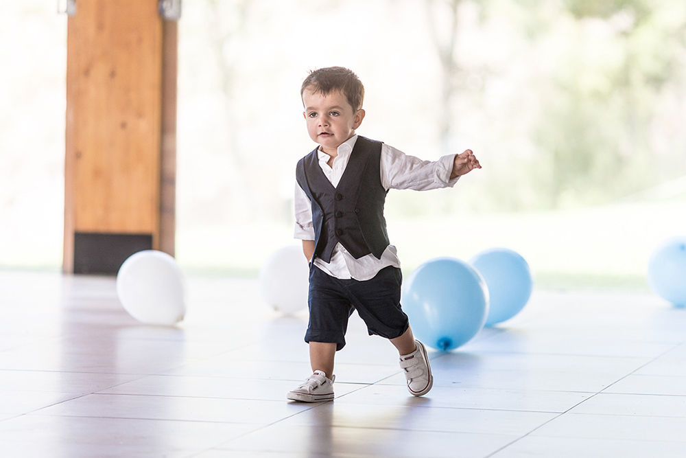 O Leonardo nas suas traquinices com os balões na Quinta do Medronheiro - Viseu