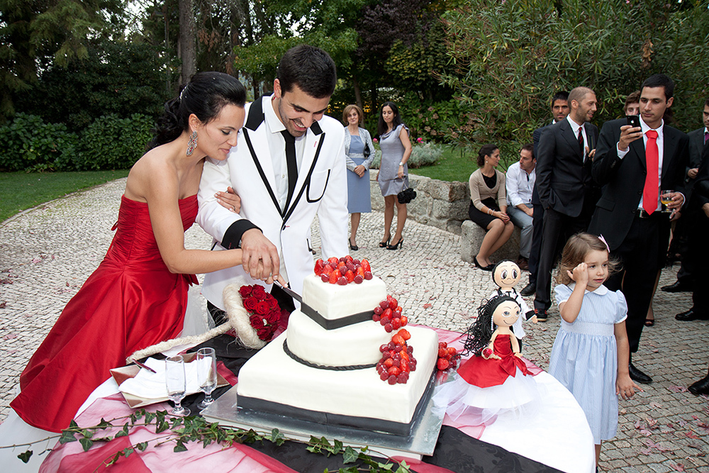 Noivos a cortar o Bolo