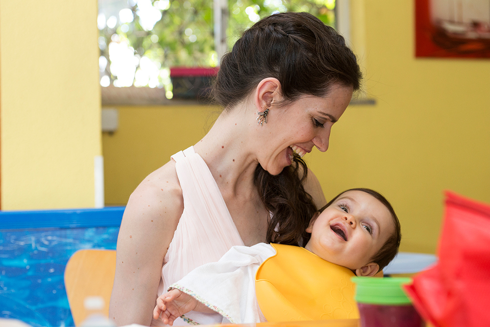 A Clara a rir-se para a mãe