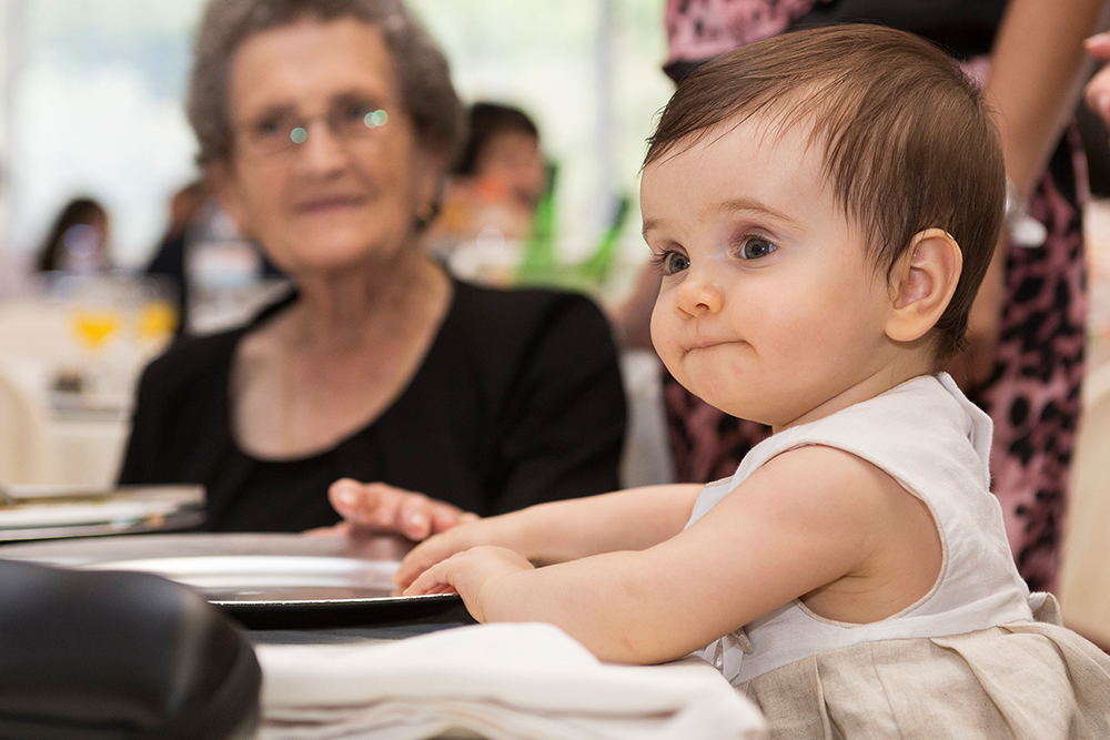 A Clara sentada na sua cadeira