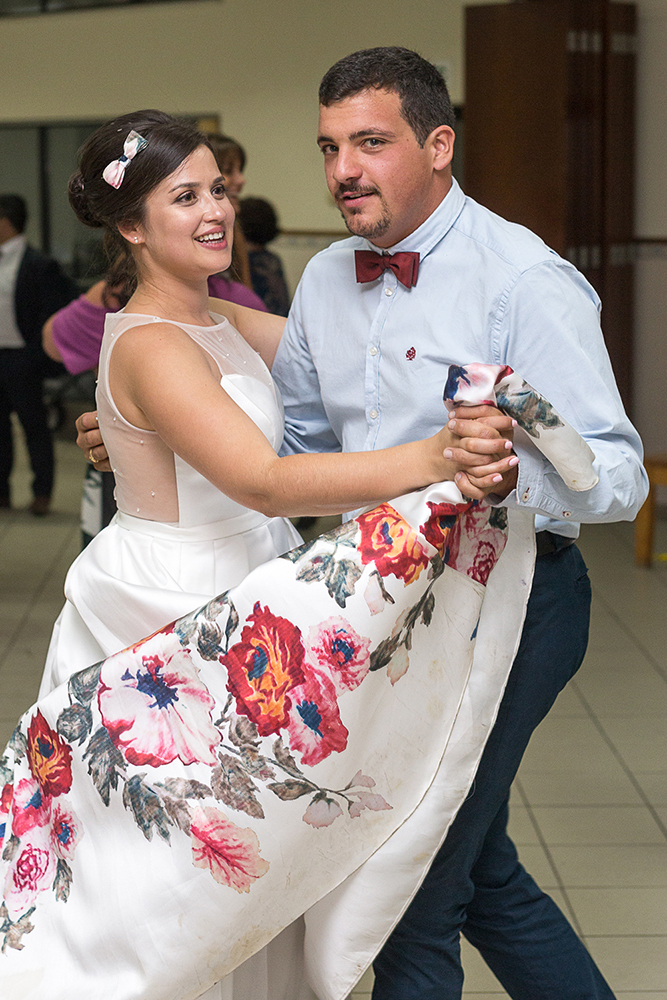 A noiva a dançar com um dos convidados