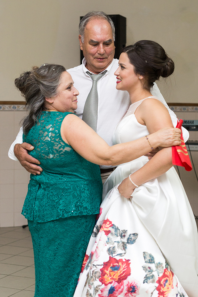 Uma família feliz pronta para a cerimónia do casamento