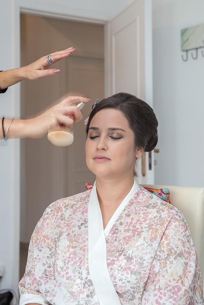 A Sara a iniciar a maquilhagem na sua casa em Coimbra