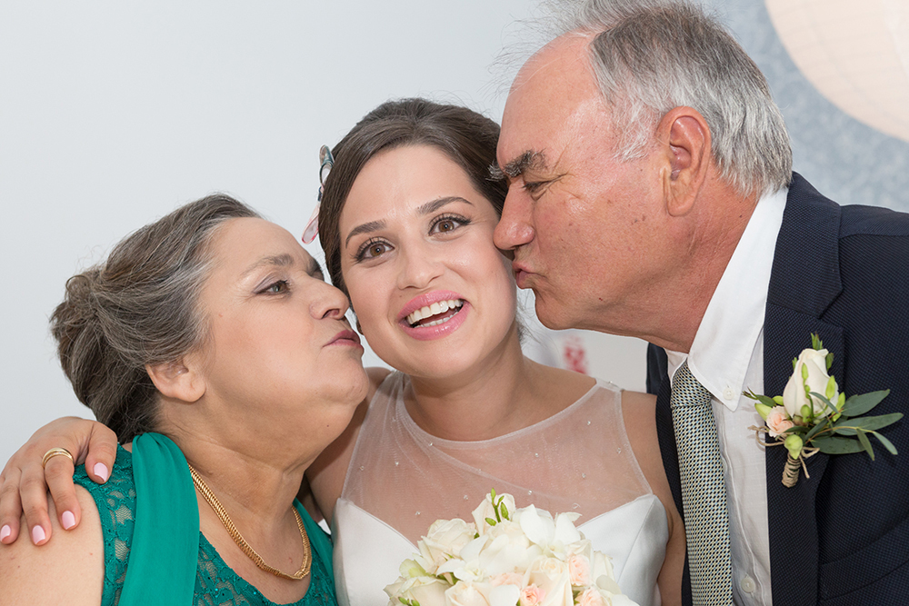 A Sara e os mimos da sua mãe e pai neste dia tão especial
