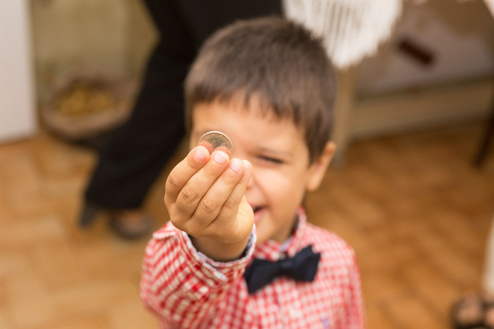 O Carlos Miguel sobrinho da Noiva contenet com a sua moeda