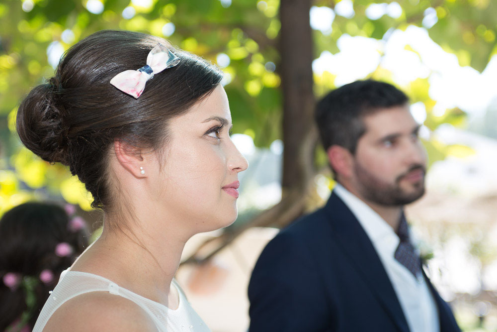 A noiva atenta a tudo o que ouve