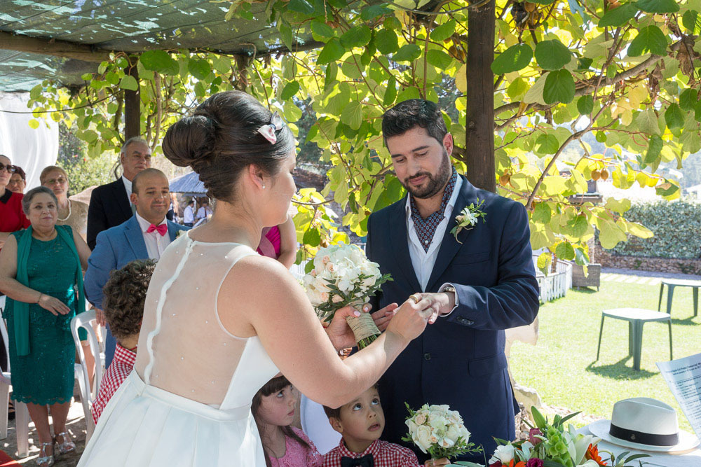 A noiva colocando o anel de Casamento