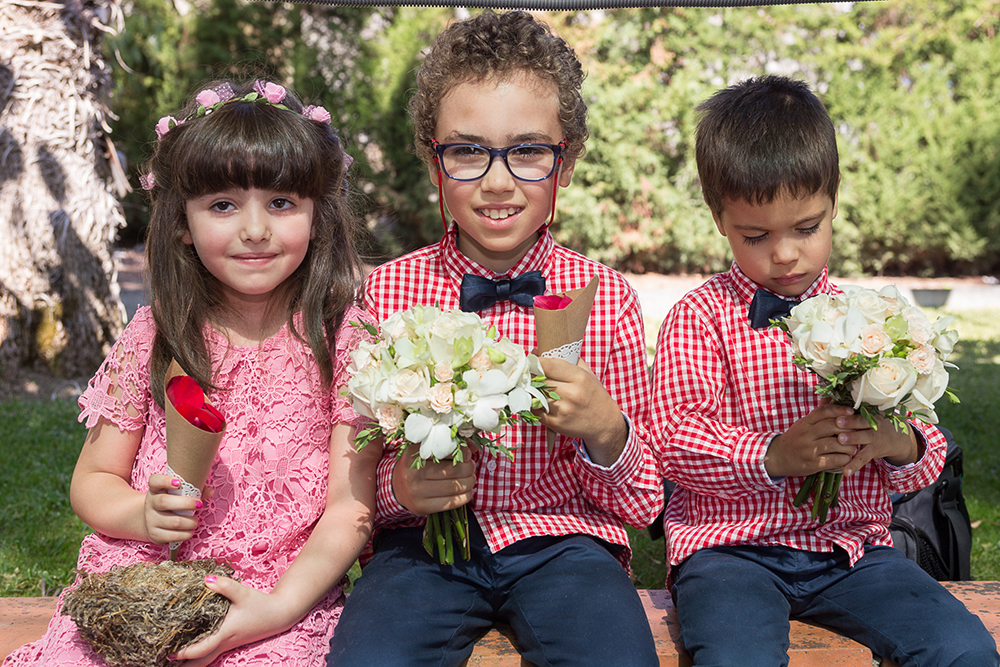 Os pequenos traquinas impacientes para que a cerimónia comece.