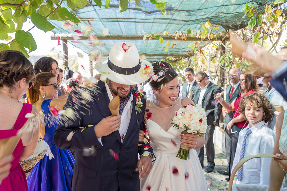 No final da cerimónia os noivos são apanhados numa onde de arroz