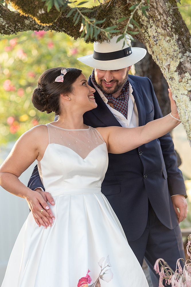 Os noivos muito apaixonados e com um lindo sorriso