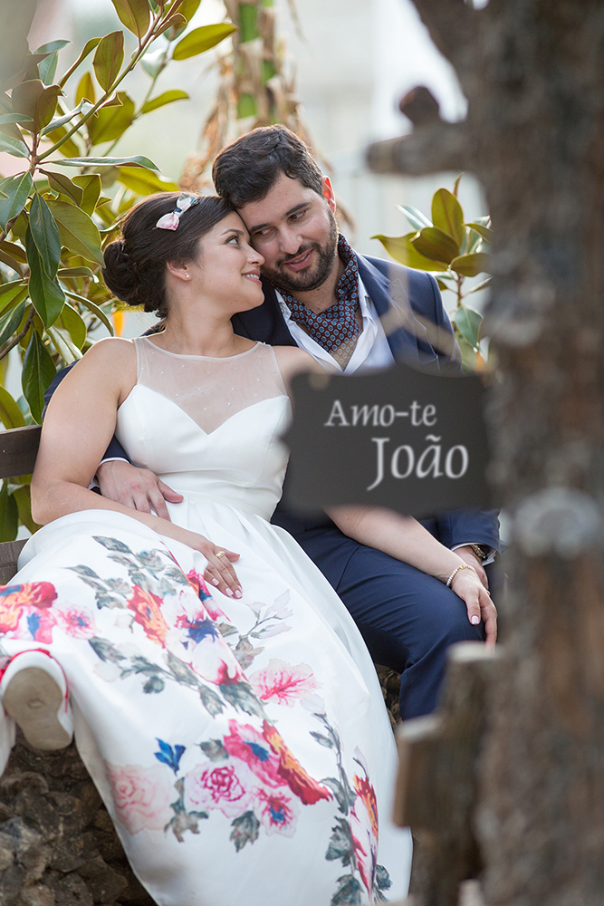 Os noivos muito apaixonados e com um lindo sorriso