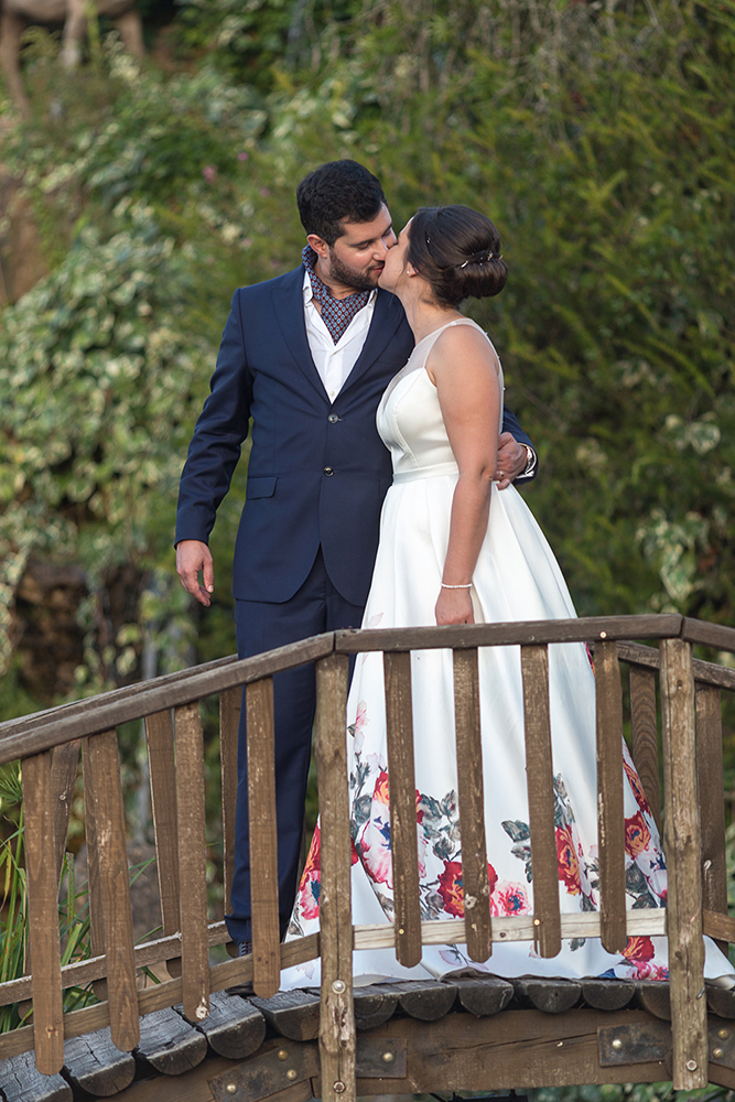 Os noivos muito apaixonados e com um lindo sorriso