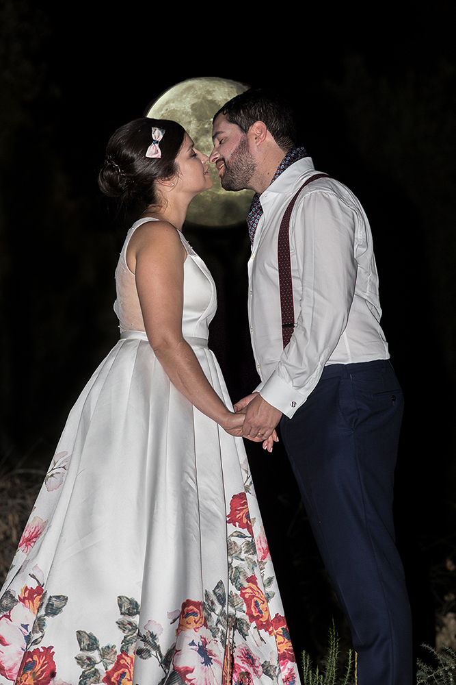 Os noivos muito apaixonados ao luar e a celebrarem o seu amor
