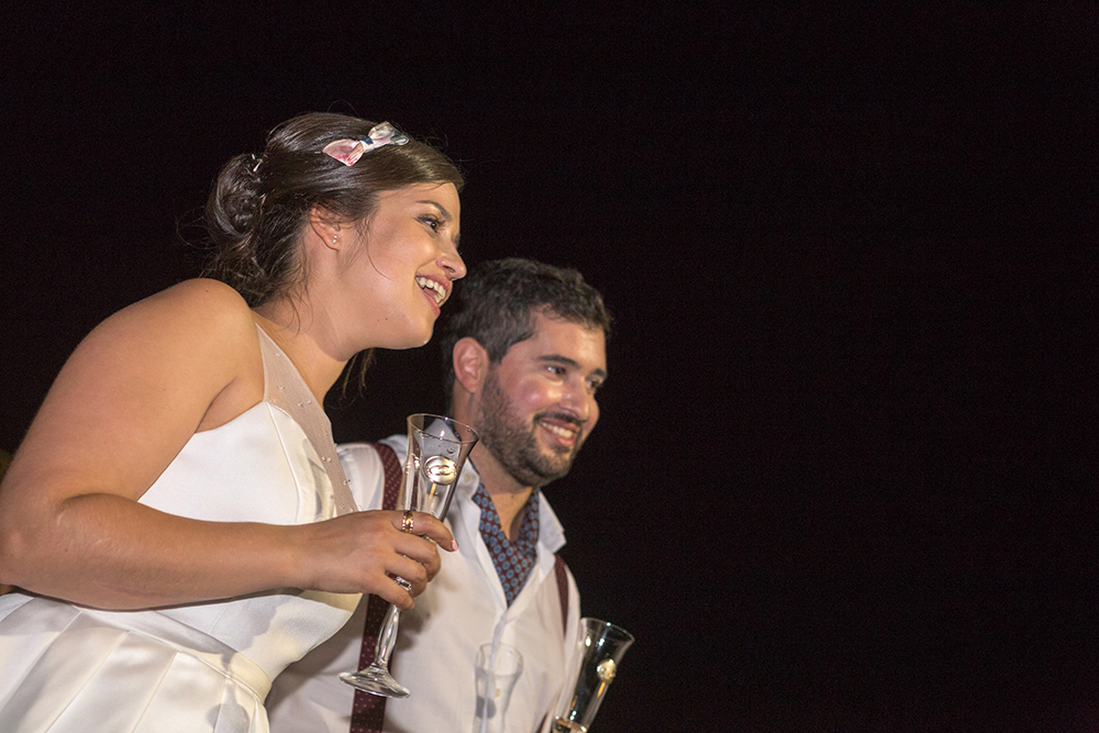 Os noivos a festejarem junto dos convidados